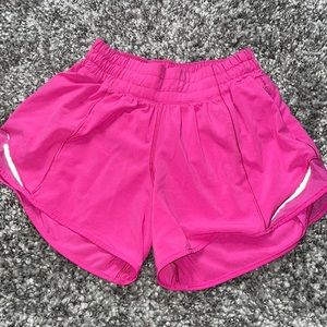 SONIC PINK LULULEMON HOTTY HOT SHORTS HR 2.5 inch